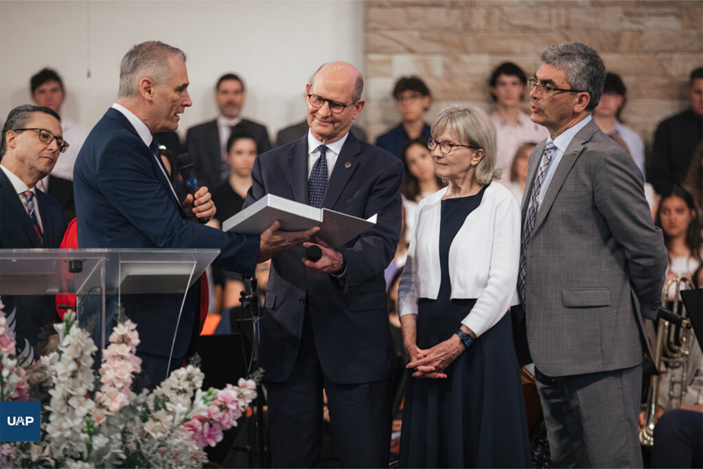 El Pr. Caviglione hace entrega al Pr. Wilson y su esposa Nancy, de una Biblia rotulada UAP.