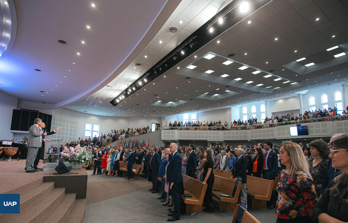 El Pr. Ted Wilson durante su presentación, en el Templo de la UAP, el sábado en la mañana.