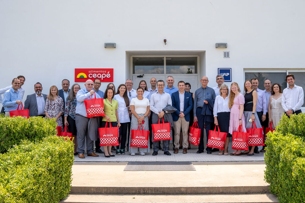 Los visitantes durante la visita a la Planta modelo de Alimentos Ceapé