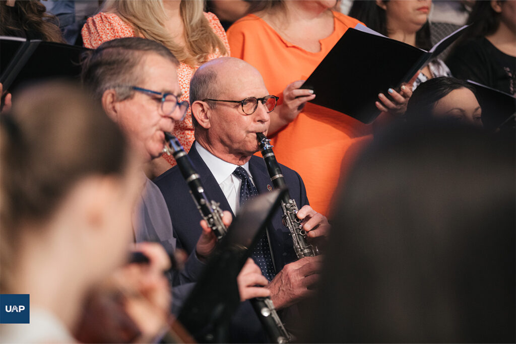 El Pr. Wilson formó parte de la alabanza durante el Culto de adoración.