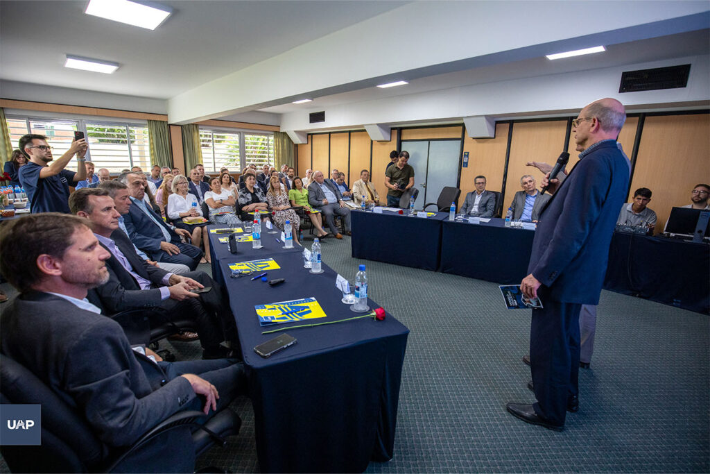 El Pr. Ted Wilson, durante la reunión, en la Sala del Personal UAP, frente a referentes de la IASD sudamericana y argentina, y representantes de diversas áreas de la UAP