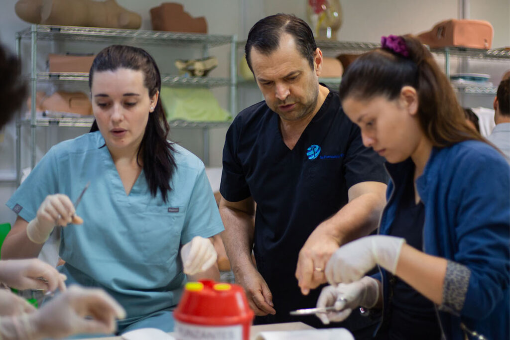 Profesores y alumnos en el Congreso Juntos Aprendemos de la carrera de Medicina