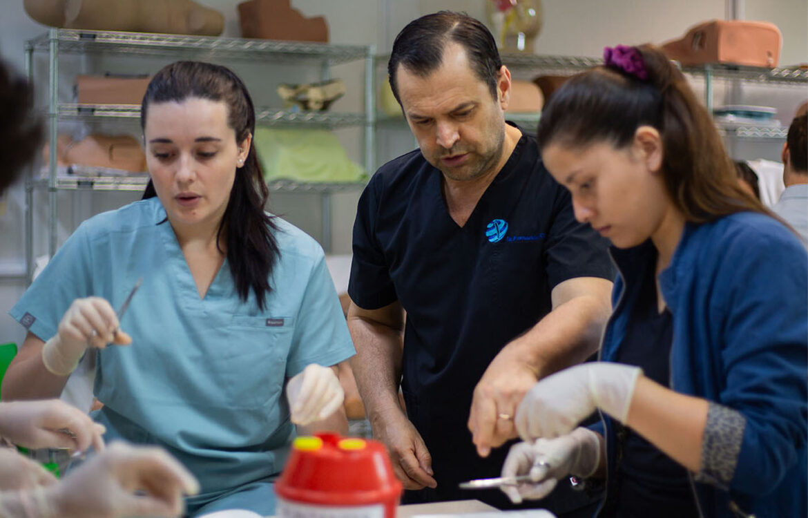 Profesores y alumnos en el Congreso Juntos Aprendemos de la carrera de Medicina