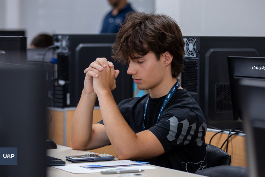 Aspirante orando antes de rendir el examen.