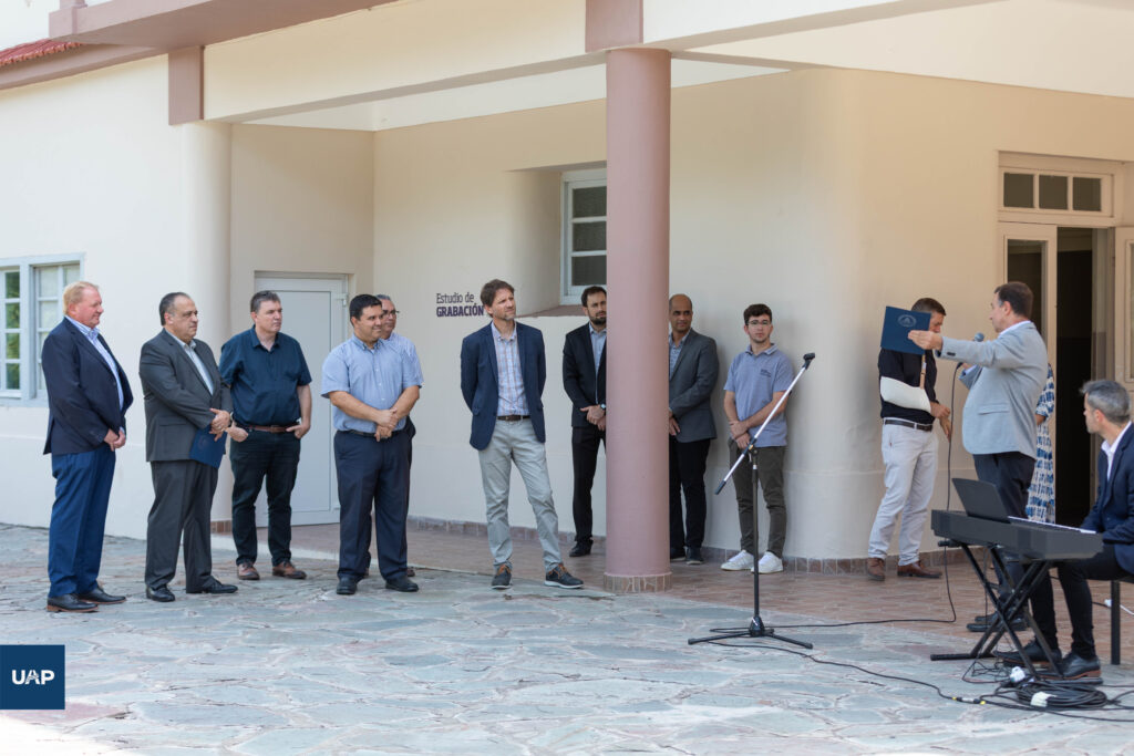 Autoridades del Municipio de Libertador San Martín y de la Universidad Adventista del Plata presentes en el acto de incio 2025.