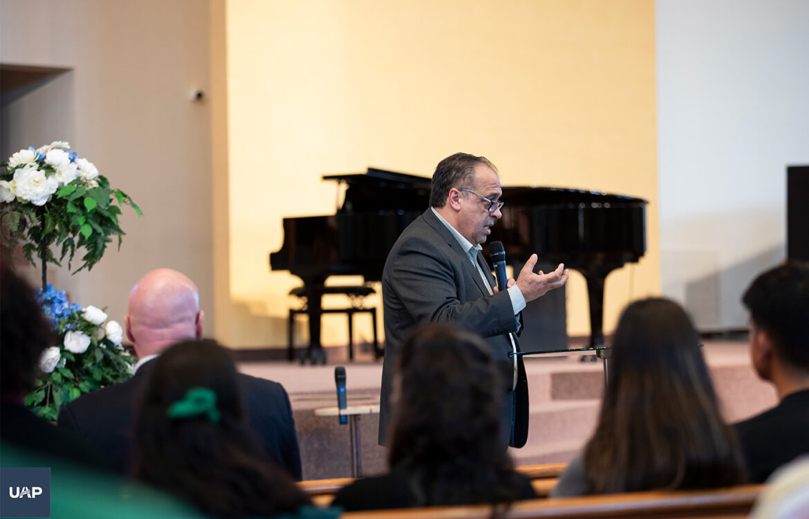 El Mag.Horacio Rizzo dando el discurso del inicio lectivo en el Templo UAP.