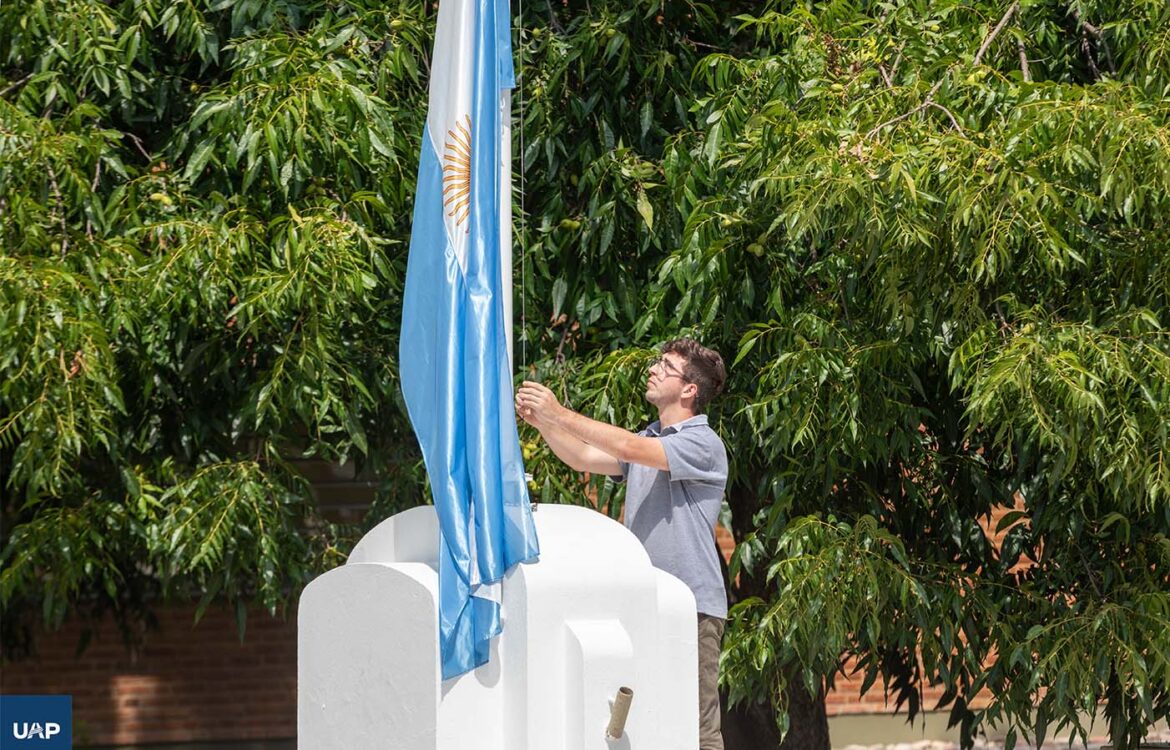 Izamiento de la bandera Argentina.