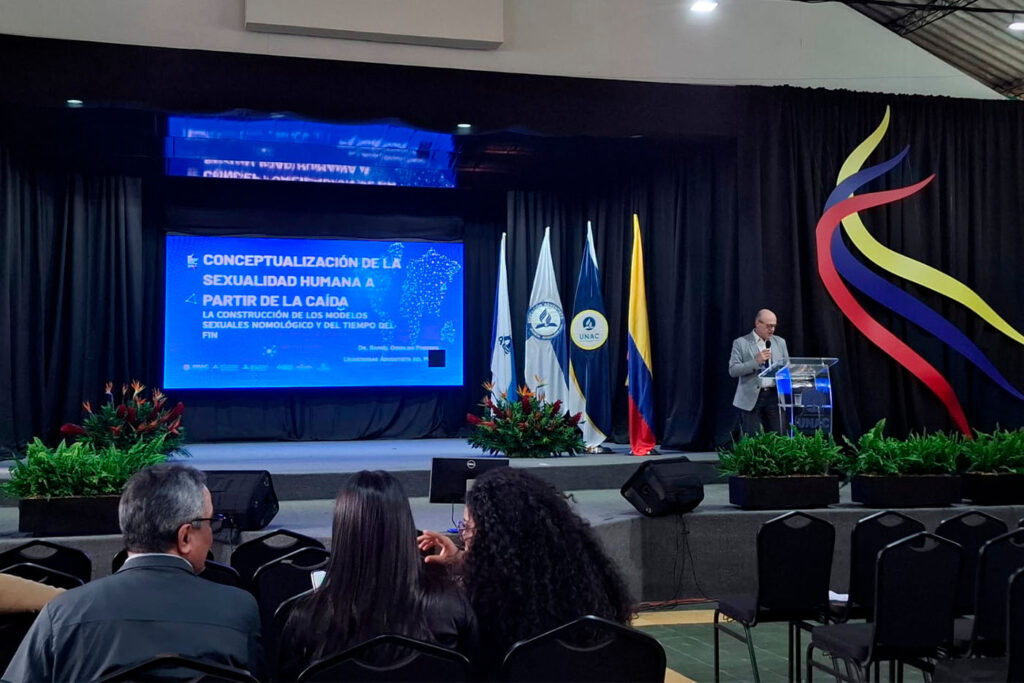 El Dr. Rafael Paredes participando en el congreso 