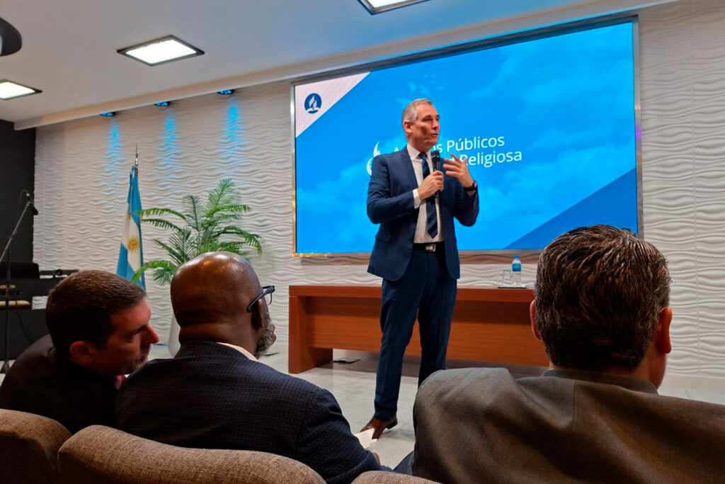 El Dr. Darío Caviglione durante la presentación del Dr. Diop. 
