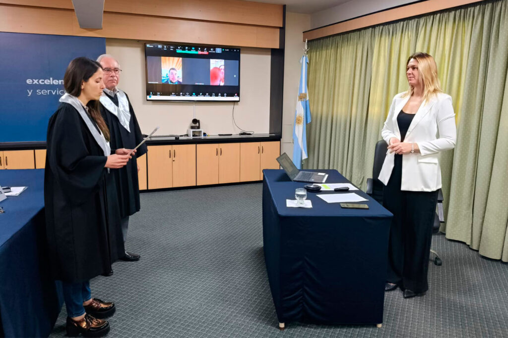 El Dr. GutierrezRaina, la Dra. Manzur y la Mag. Erfurth en la presentaci{on de tesis de posgrado.