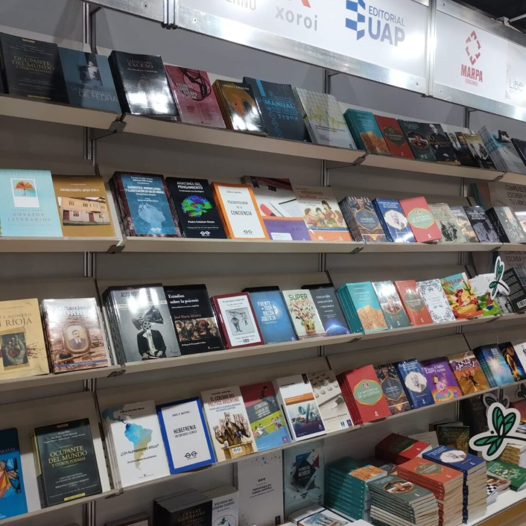 Los distintos títulos expuestos en el estand de la CAL