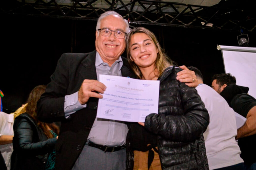 Mag. Daniel Gutierrez con una estudiante destacada en el Congreso de enfermería.