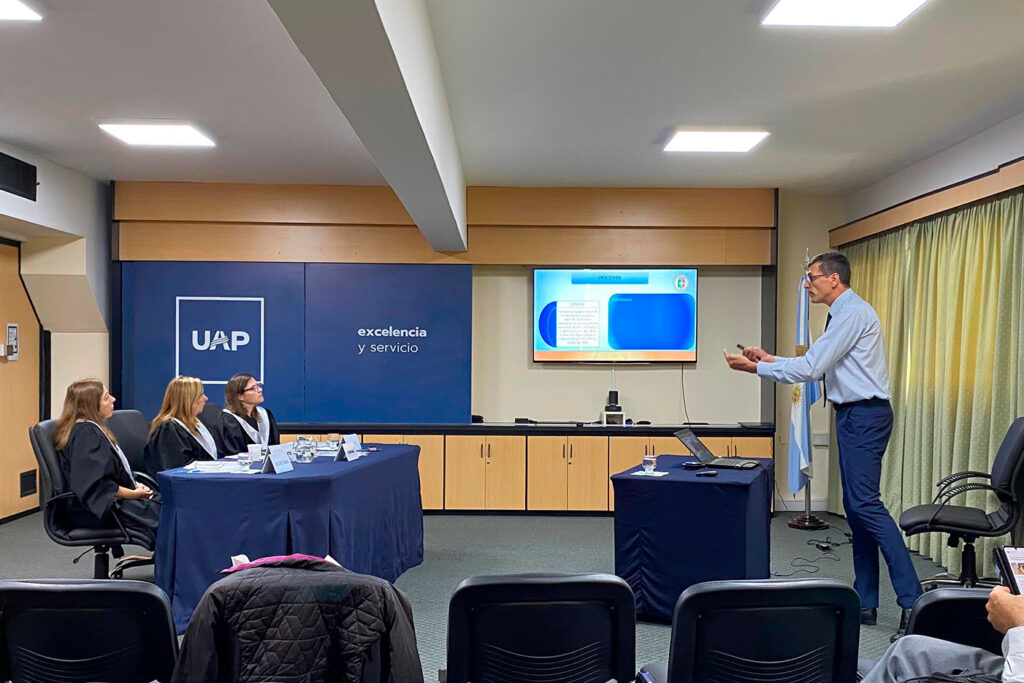 Mag. JavierMayer defendiendo su Tesis de Posgrado.