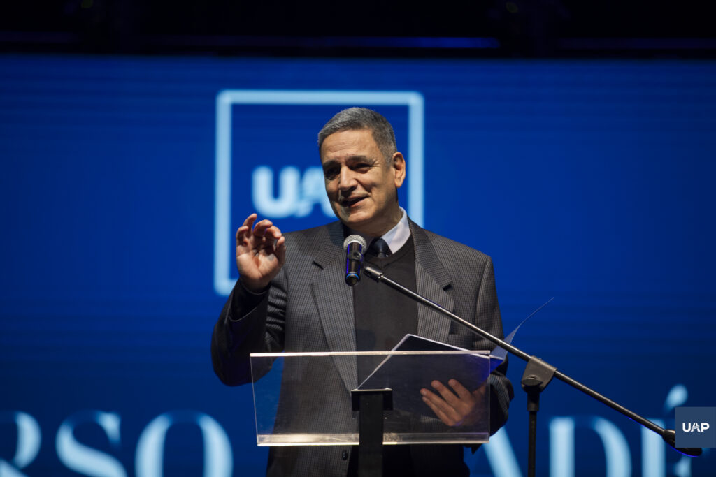 Dr. Yañez en su disertación académica.