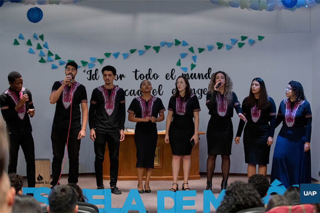 Grupo Musical Abdelval armonizó la ceremonia de graduación de Escuela de Misión.