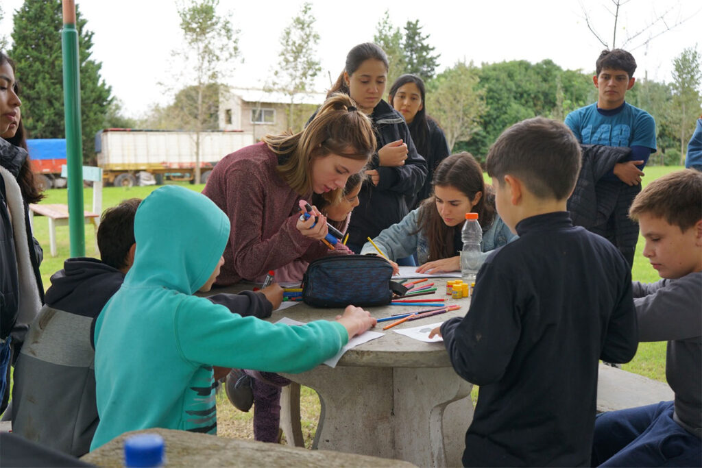 Participantes del grupo misionero Meraki y niños en la Aldea Spatzenkutter.