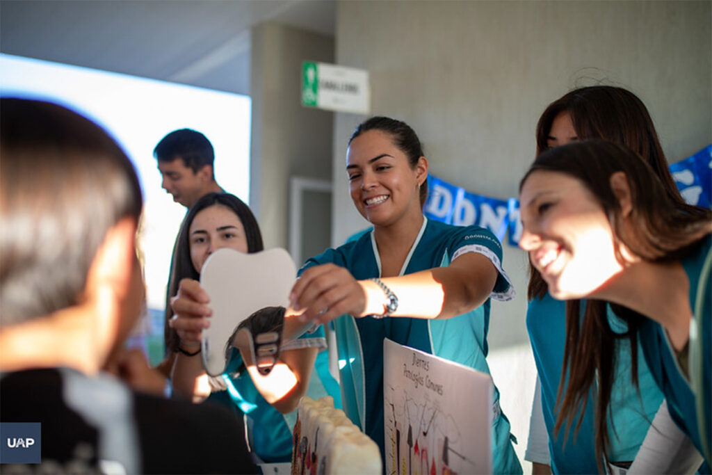 Estudiantes de Odontología participando de la Jornada de Salud en Crespo.
