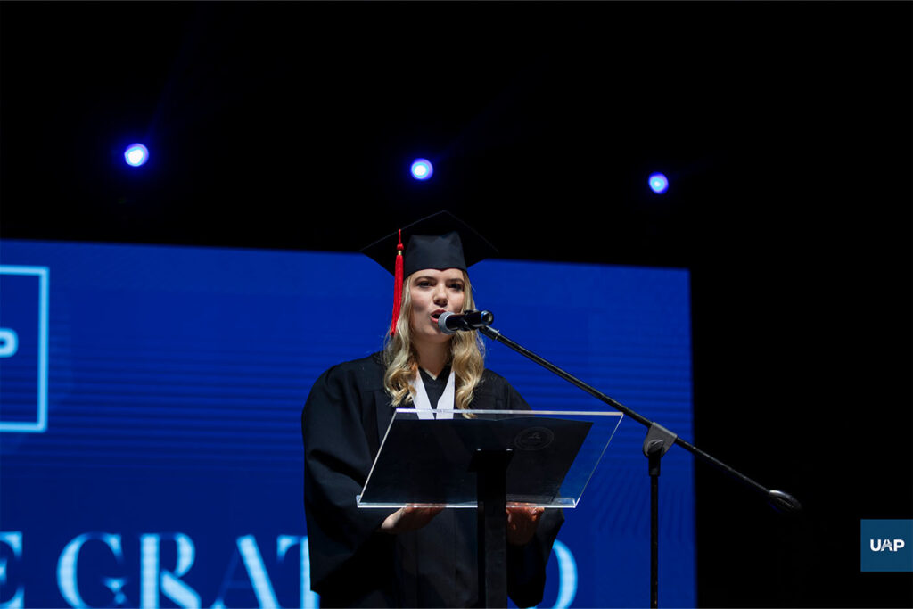 Lic. Aldana Kimel disertando el discurso de graduación_cuerpo