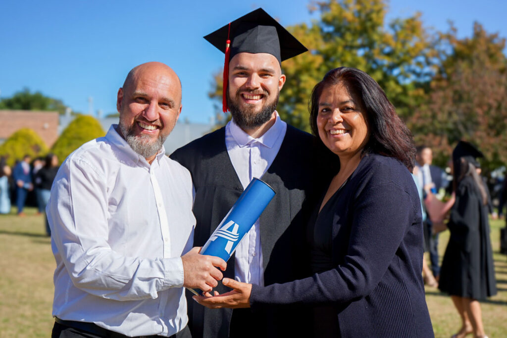 Pr. Óscar López junto a su esposa y su hijo Ezequiel, reci{en graduado de Ingeniería en Sistemas