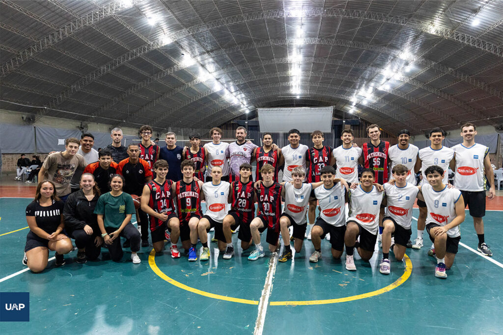 Equipos deportivos de básquet del club paranaense y la Universidad Adventista del Plata en el Auditorio Mayor.