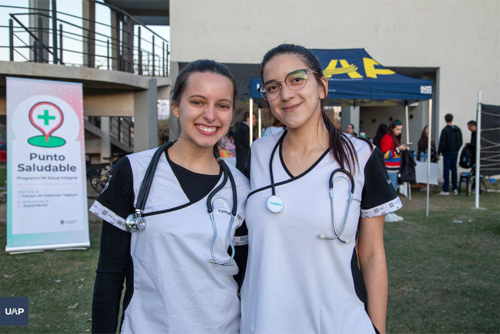 Estudiantes de enfermería, participando del grupo misionero "Con la vista en el cielo".