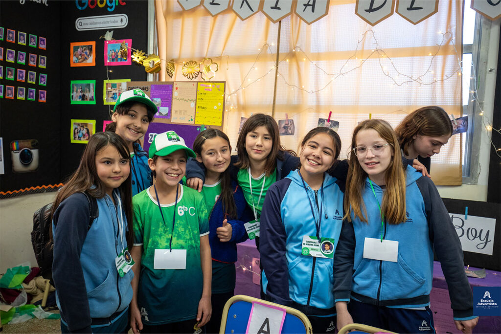 Alumnos de la Escuela Primaria en la Feria de Ciencias. 