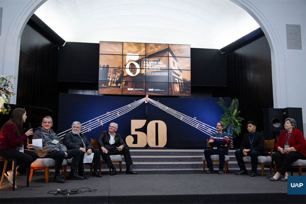Exdirectores y exalumnos contando sus experiencias en el culto de gratitud del 50 aniversario del profesorado.