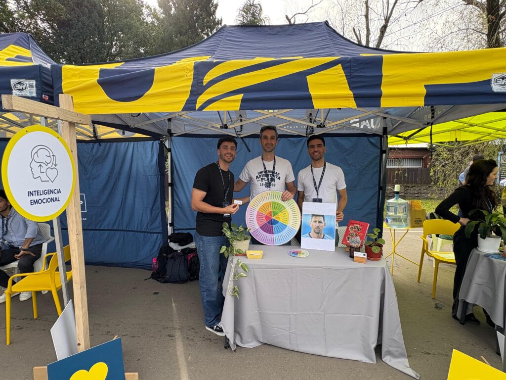 Los psicólogos Sebastián Jalifi, Mariano Ramos y Mauro Yáñez  presentando el stand de Inteligencia Personal.