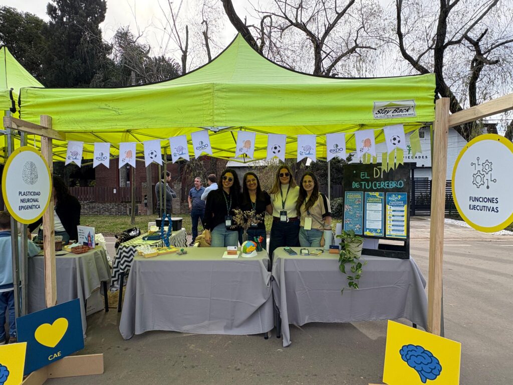 Las psicólogas Edina Laenge, Katia Heidenreich, Yohana Sifuentes y la psicopedagoga, Laura Morales en el stand de Plasticidad neuronal y Funciones ejecutivas.