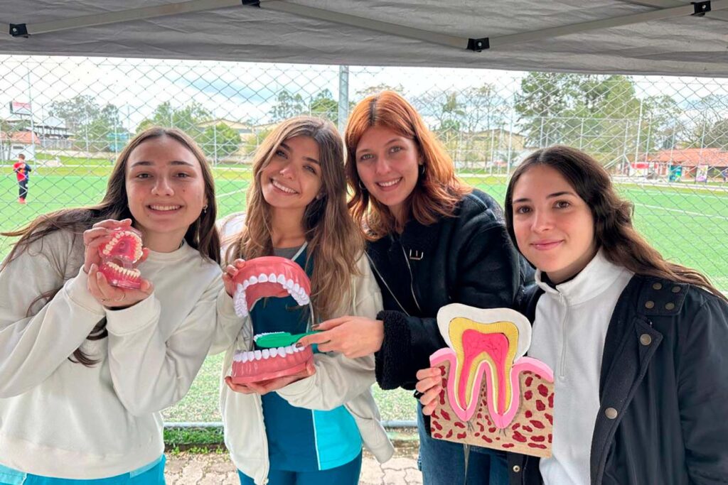 Estudiantes de la carrera de Odontología de la Universidad en la ExpoSalud.
