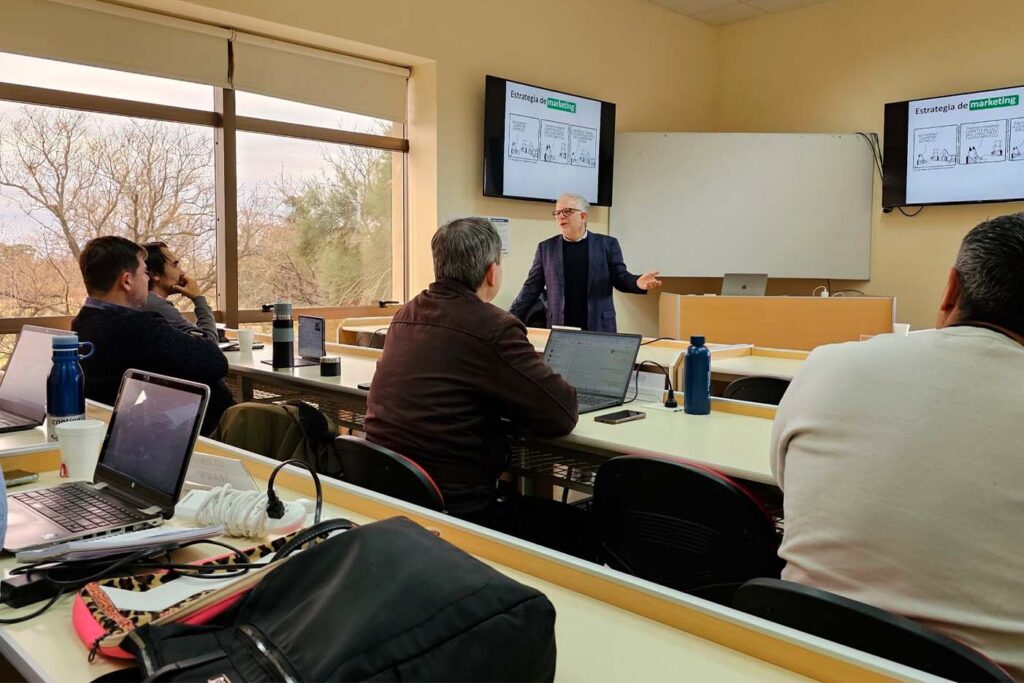 Profesor dictando clases de marketing a alumnos en la Maestría en Administración.