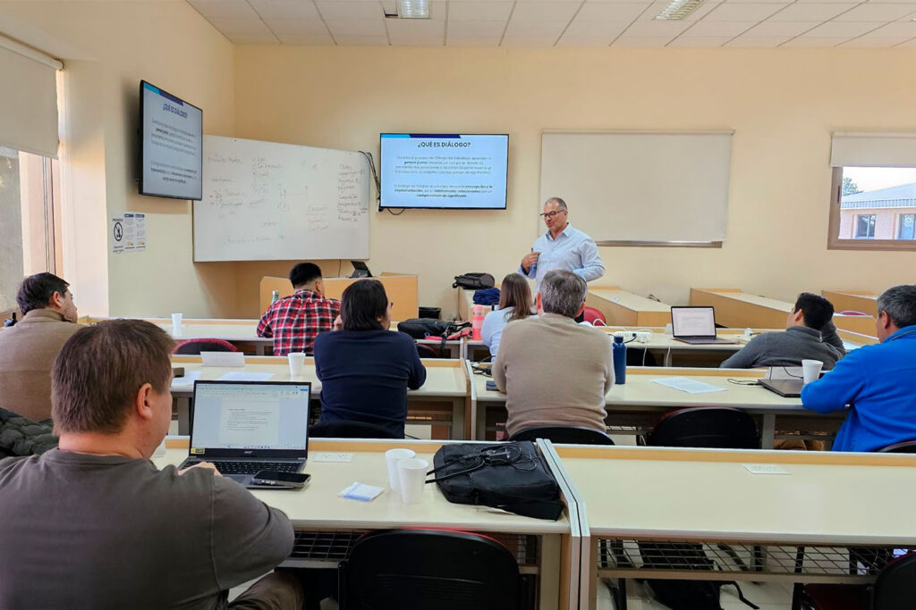 Docente brindando clases en la Maestría en Administración.