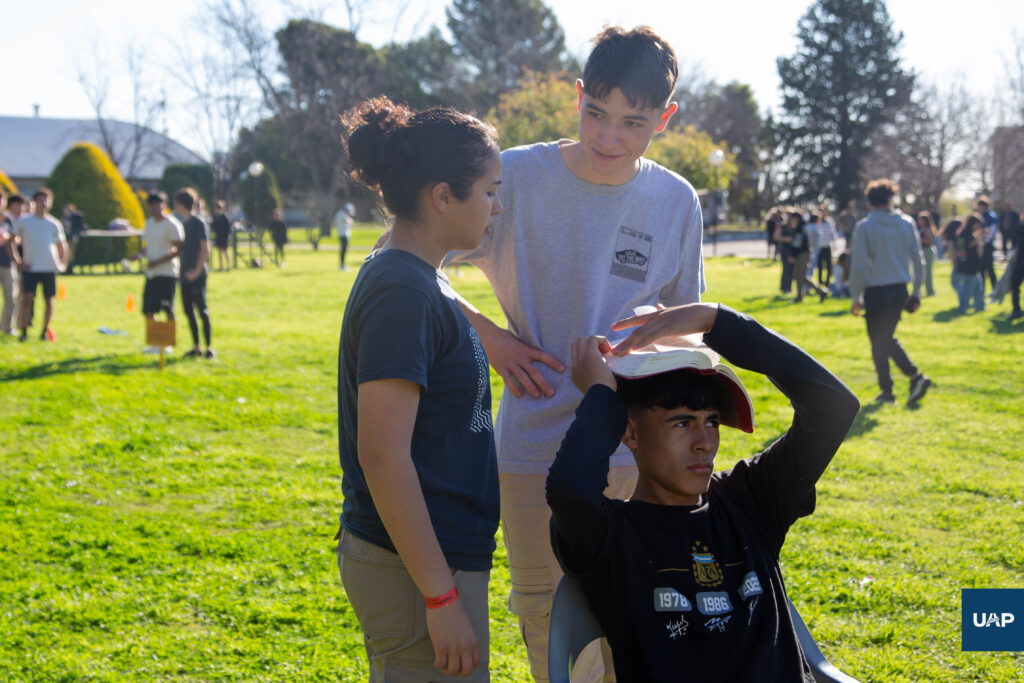 Alumnos participando de actividades recreativas espirituales.