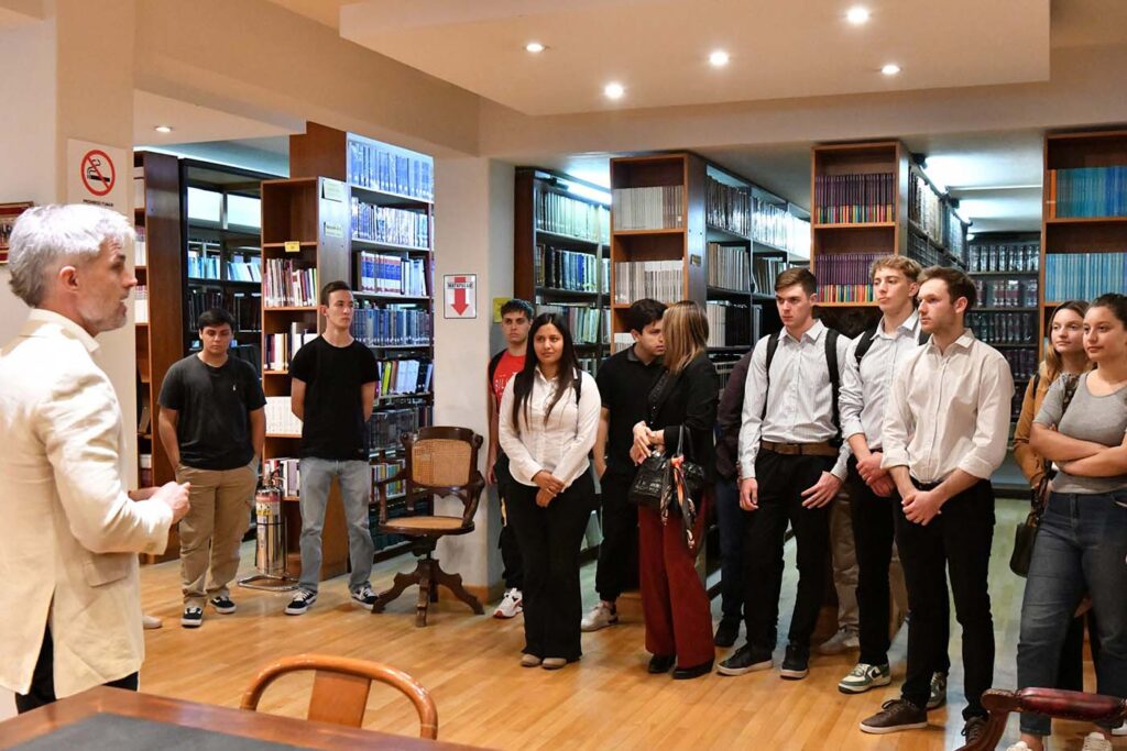 Alumnos de la carrera de Contador en uno de los espacios del edificio de los Tribunales.