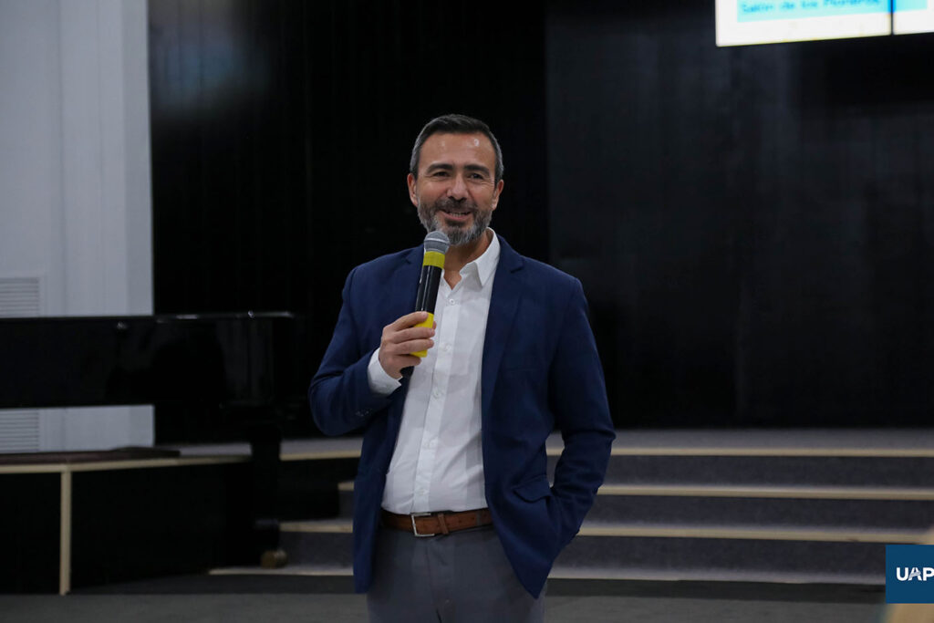Dr. Rodrigo Arias, en su disertación de salud mental en la II Semana del Colportaje.