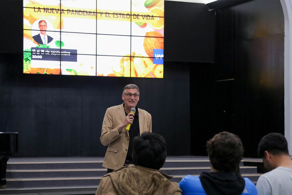 Dr. Werner Arnolds en la II Semana del Colportaje.