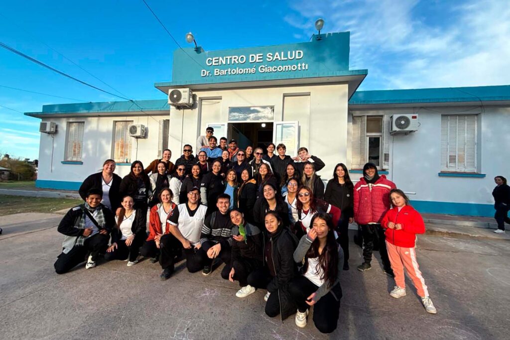 Estudiantes de Loma Linda y la UAP en Concepción del Uruguay.
