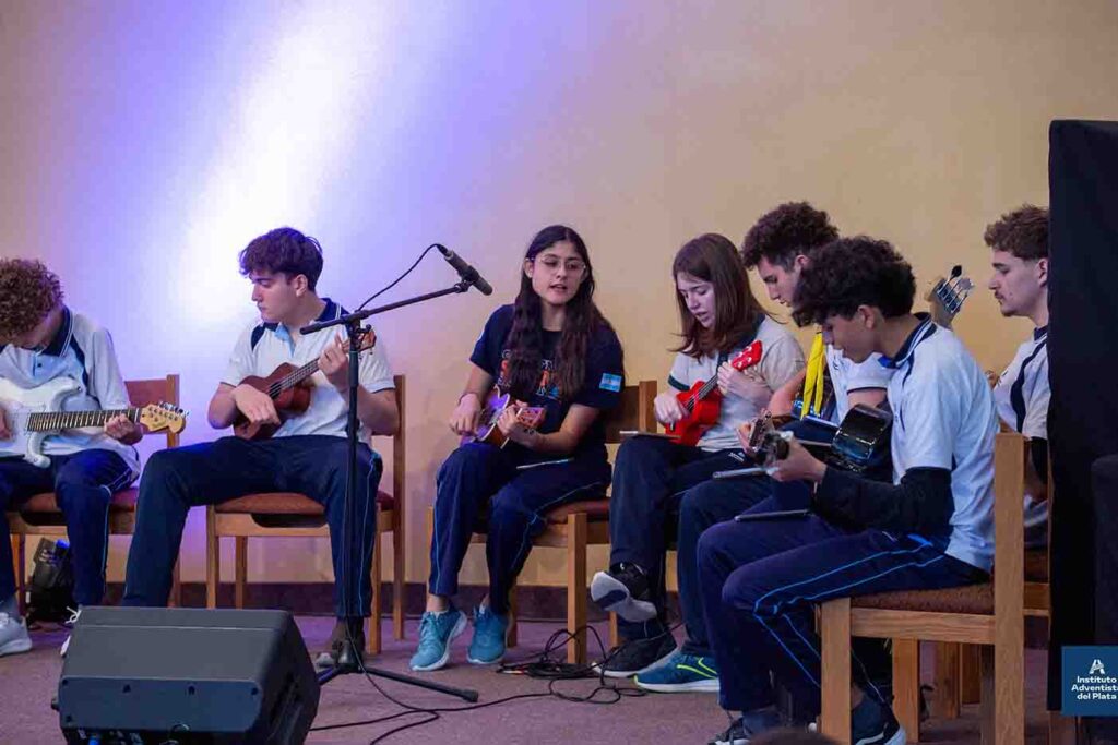 Estudiantes del IAP en su participación musical durante la Semana de Oración.