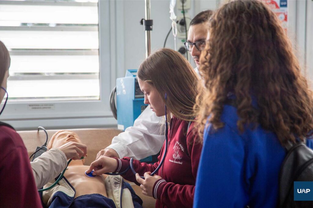 Alumnos conociendo el Centro Interdisciplinario de Simulación de Salud (CISS) de la Facultad de Ciencias de la Salud de la Universidad.