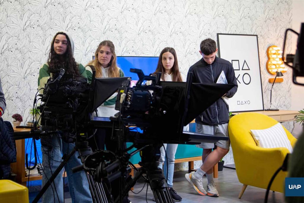 Estudiantes visitando el Centro de Multimedia de la UAP.