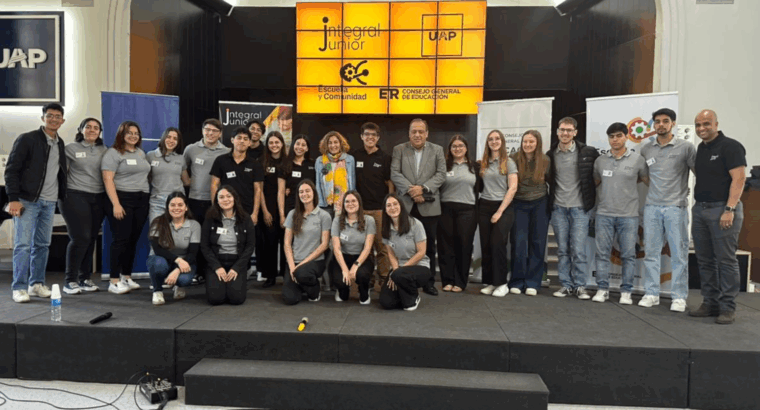 Integrantes de Integral Junior junto a la presidente del CGE Alicia Fregonese y administrativos de la UAP. cuerpo. Fuente Prensa del CGEER