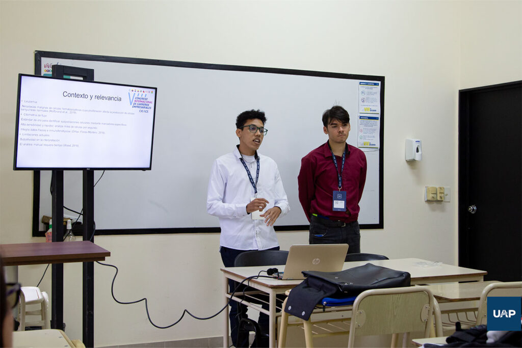 Alumnos presentando sus trabajos de investigación.
