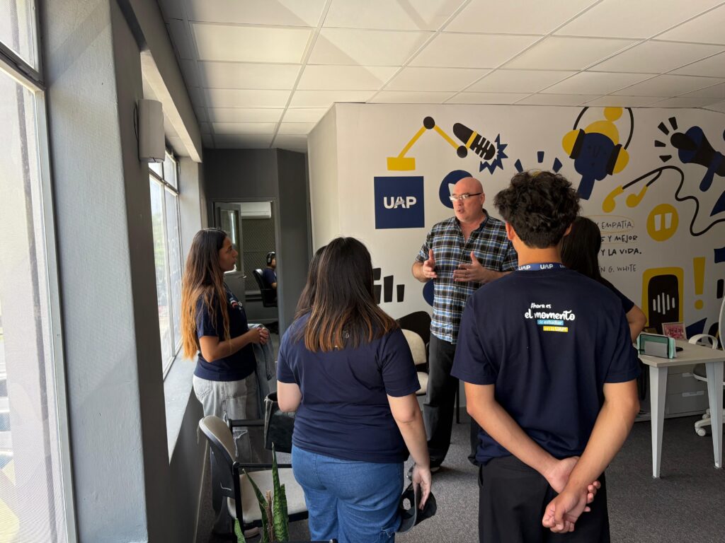 Los participantes también visitaron diversos ambientes y laboratorios educativos de la UAP.