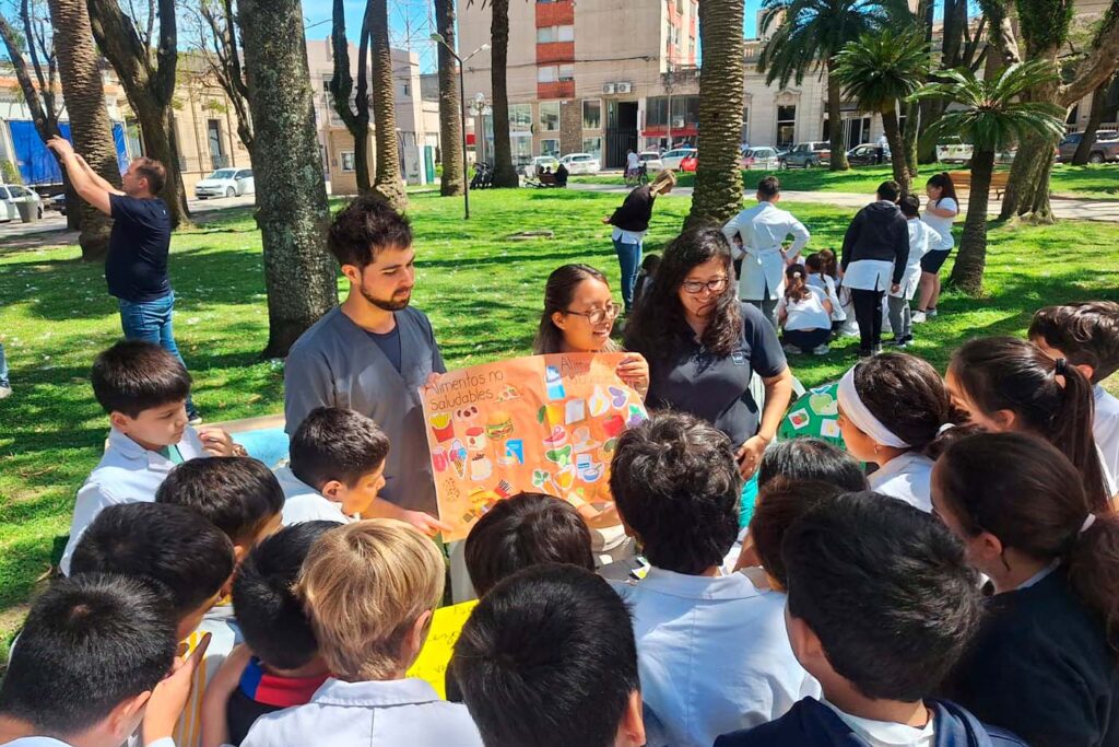 Estudiantes de Nutrición dando charlas de alimentación saludable.