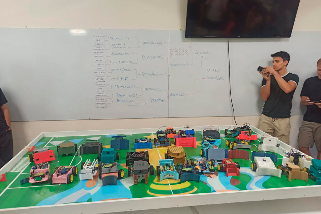 Estudiantes de Ingeniería en Sistemas presentando sus proyectos de robótica.