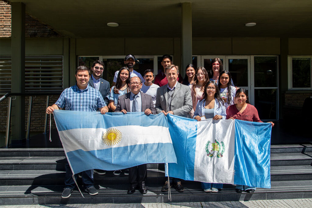 El embajador de Guatemala visita la UAP