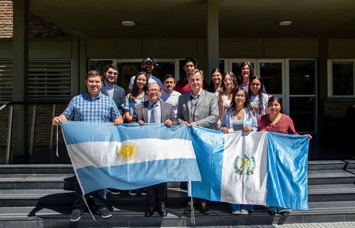 El embajador de Guatemala visita la UAP