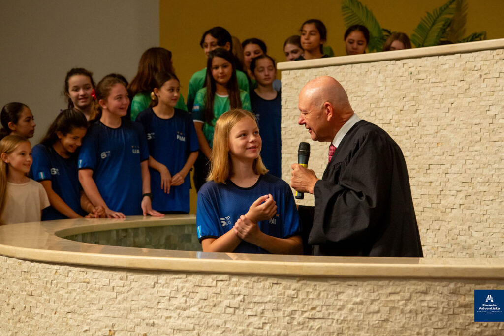 Estudiante de la Escuela Primaria enterga su vida a Jesús por medio del bautismo.