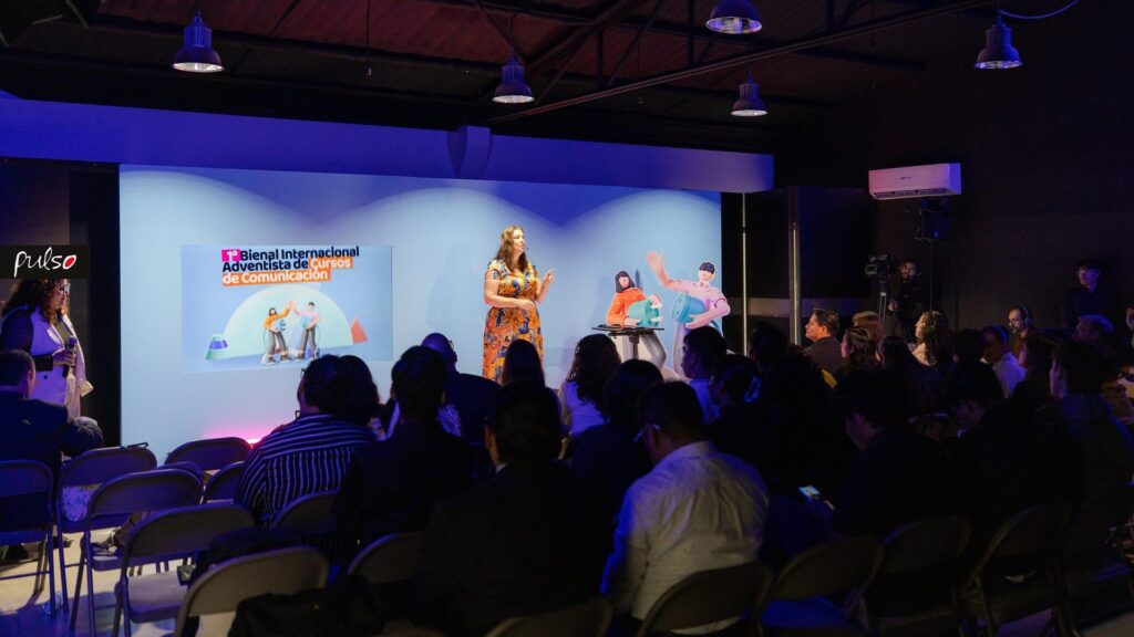 Alyssa Truman, directora de Comunicación de la Asociación General, durante su presentación. Fotografía-Universidad de Montemorelos Christopher Cast