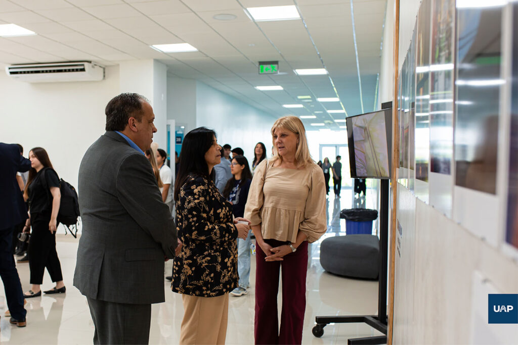 El Mag. Horacio Rizzo, rector de la UAP, la Dra. Alicia Aluani, vicegobernadora de Entre Ríos y la Odont. Andrea Actis, artista expositora de la obra.